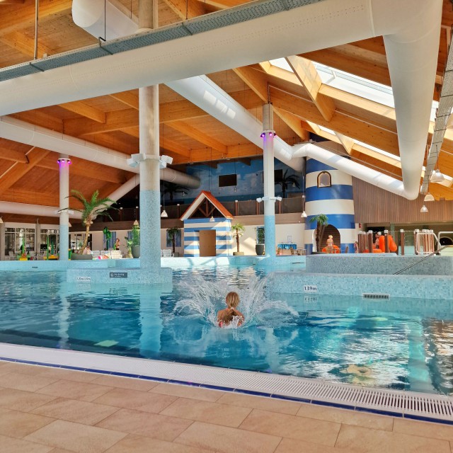 Beach Resort Nieuwvliet-Bad: review vakantiepark aan zee, met groot binnenzwembad. Beach Resort Nieuwvliet-Bad heeft een subtropisch zwemparadijs, dit is voor een vakantiepark een groot binnenzwembad. Met drie spectaculaire glijbanen, een wildwaterbaan, bubbelbad, spraypark en peuterbadje.