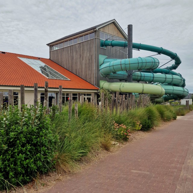 Beach Resort Nieuwvliet-Bad: review vakantiepark aan zee, met groot binnenzwembad. Beach Resort Nieuwvliet-Bad heeft een subtropisch zwemparadijs, dit is voor een vakantiepark een groot binnenzwembad. Met drie spectaculaire glijbanen, een wildwaterbaan, bubbelbad, spraypark en peuterbadje. De bovenste glijbaan is de snelste, de Speed Slide. In de middelste glijbaan Tube Tube gebruik je een grote band. De onderste glijbaan Aqua Smash is wat langzamer en dus ook geschikt voor wat jongere kinderen.