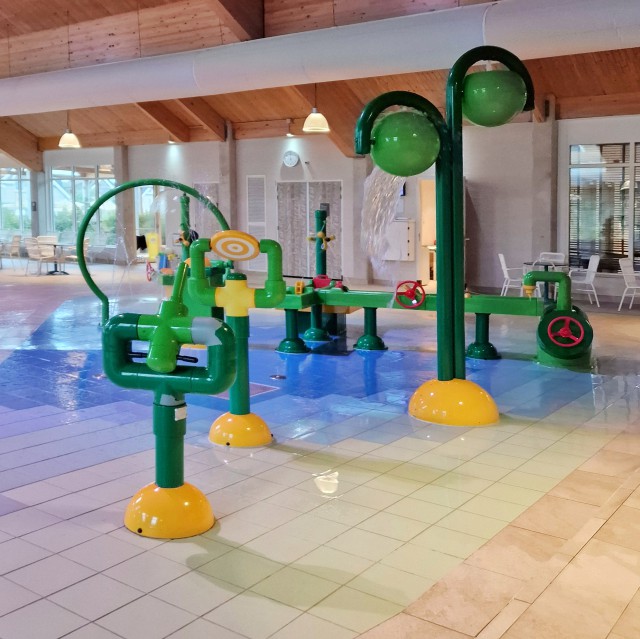 Beach Resort Nieuwvliet-Bad: review vakantiepark aan zee, met groot binnenzwembad. Beach Resort Nieuwvliet-Bad heeft een subtropisch zwemparadijs, dit is voor een vakantiepark een groot binnenzwembad. Met drie spectaculaire glijbanen, een wildwaterbaan, bubbelbad, spraypark en peuterbadje. Dit is het spraypark ofwel waterpark van het zwembad.