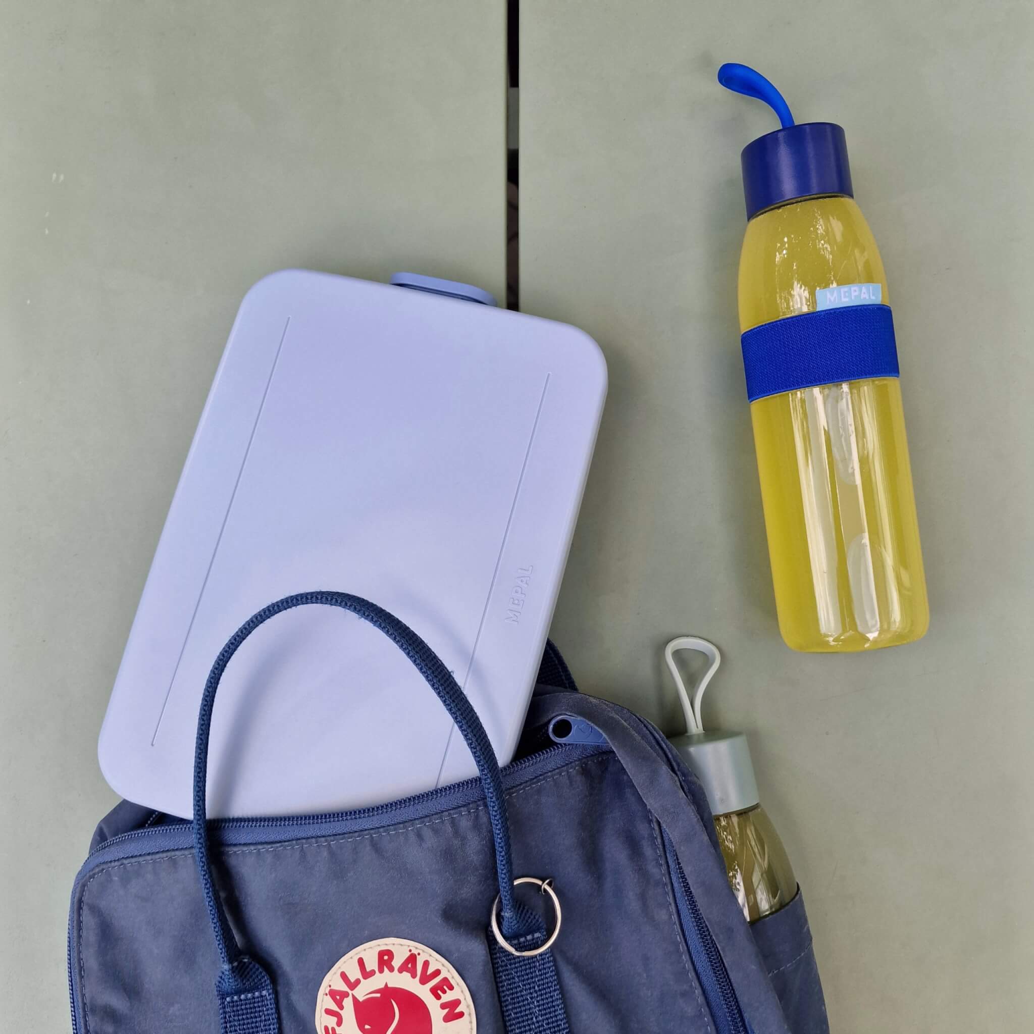 De leukste drinkbekers en broodtrommels voor kinderen op school. Deze platte broodtrommels zijn handig als er veel in een rugzak moet passen, bijvoorbeeld een gymtas of schoolboeken. Ook op de middelbare school zijn deze Mepal Take a Break Flat broodtrommels voor 4 boterhammen handig. Voor grote eters zijn er ook dubbele, waar 8 boterhammen in kunnen. 