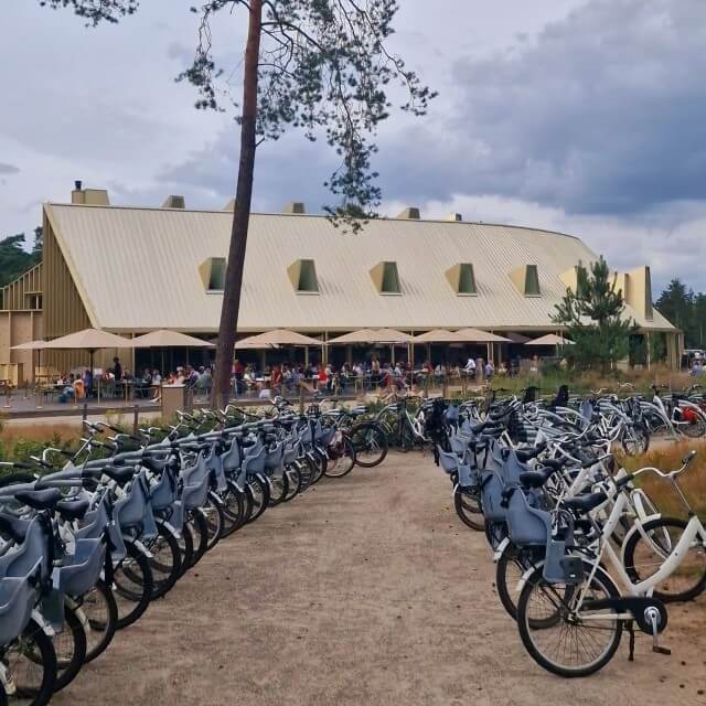 Het restaurant bij het bezoekerscentrum van Nationaal Park de Hoge Veluwe.