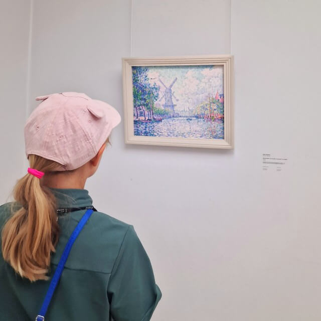 Kröller-Müller Museum en Nationaal Park de Hoge Veluwe met kinderen. Het Kröller-Müller Museum werd bijna een eeuw geleden opgericht door kunstverzamelaar Helene Kröller-Müller. Deze kunstverzamelaar kocht vooral werken uit haar eigen tijd (net na 1900) of van net daarvoor. Je vindt in de vaste collectie van het museum daarom stromingen als De Stijl en het Futurisme. Met bijvoorbeeld werken van Vincent van Gogh, Claude Monet, Pablo Picasso en Piet Mondriaan. En deze molen van Paul Signac, die wel wat doet denken aan Monet. 