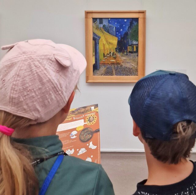 Kröller-Müller Museum en Nationaal Park de Hoge Veluwe met kinderen. Zijn jullie gek op het werk van Vincent van Gogh? Dit museum heeft de op één na grootste Van Goghverzameling ter wereld. Met de Van Gogh zoek & ontdek kaart speuren kinderen naar details van werken van Vincent van Gogh. En op de achterkant staat ook nog een kleurplaat. 