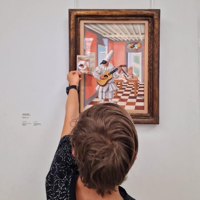 Kröller-Müller Museum en Nationaal Park de Hoge Veluwe met kinderen. Bij de vaste collectie van het Kröller-Müller Museum hoort het Lekker neuzen speurspel. Kinderen krijgen kaartjes met een fragment van een kunstwerk, zoals deze Pierrot van Gino Severini. Dat kunstwerk gaan ze zoeken, maar je kunt de plattegrond gebruiken als je het niet kunt vinden. Op de achterkant van het kaartje staat een uitleg van het kunstwerk, plus leuke vragen die je aan het denken zetten. Voor kleintjes vanaf 3 jaar is ook het Zwaan zoekt een vriendje speurspel.