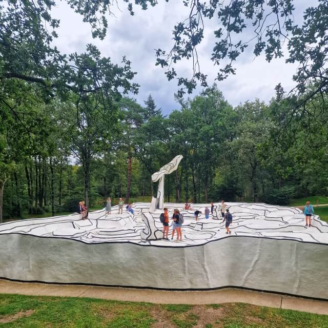 Kröller-Müller Museum en Nationaal Park de Hoge Veluwe met kinderen. De beelden in de tuin zijn uit allerlei verschillende tijden. Ook staan er twee grote paviljoens van Gerrit Rietveld en Aldo van Eyck. Misschien wel het meest fascinerende kunstwerk is deze Jardin d’émail van Jean Dubuffet. Toen ik een foto van onze kinderen op het kunstwerk naar mijn schoonzusje stuurde, vertelde ze dat ze zich nog zo goed kon herinneren dat ze hier als kind zelf op speelde. Dit kunstwerk maakt dus echt indruk! En het is ook absoluut selfie proof voor tieners.