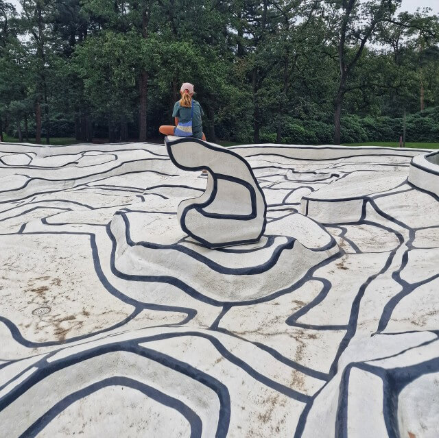 Kröller-Müller Museum en Nationaal Park de Hoge Veluwe met kinderen. De beelden in de tuin zijn uit allerlei verschillende tijden. Ook staan er twee grote paviljoens van Gerrit Rietveld en Aldo van Eyck. Misschien wel het meest fascinerende kunstwerk is deze Jardin d’émail van Jean Dubuffet. Toen ik een foto van onze kinderen op het kunstwerk naar mijn schoonzusje stuurde, vertelde ze dat ze zich nog zo goed kon herinneren dat ze hier als kind zelf op speelde. Dit kunstwerk maakt dus echt indruk! En het is ook absoluut selfie proof voor tieners.