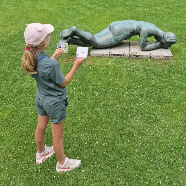 Kröller-Müller Museum en Nationaal Park de Hoge Veluwe met kinderen. In de beeldentuin kunnen kinderen speuren, met het voetreis speurspel. En net als bij het speurspel binnen, krijgen ze kaartjes met een fragment van een kunstwerk, dat ze kunnen gaan zoeken. Zoals dit beeld van Niobe door Constant Permeke.