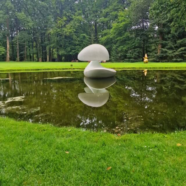 Kröller-Müller Museum en Nationaal Park de Hoge Veluwe met kinderen. Het Kröller-Müller Museum heeft een enorme beeldentuin. Daarover zegt het museum zelf: "Lekker languit in het gras liggen, gezellig samen picknicken of rondjes rennen; in de beeldentuin kan het allemaal!" Dat lieten onze kinderen zich geen twee keer zeggen en dat is natuurlijk heerlijk met kinderen. Zo rende ons meisje meteen naar de gouden Wolkenherder van Jean Arp, onze jongen juist naar de drijvende sculptuur van Marta Pan. 