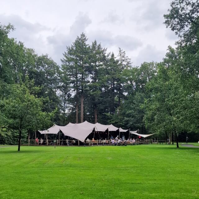 Er zijn maar liefst twee restaurants. Binnen is Museumrestaurant Monsieur Jaqcues. Buiten in de beeldentuin ligt buitenrestaurant MJ, onder een groot tentdoek.