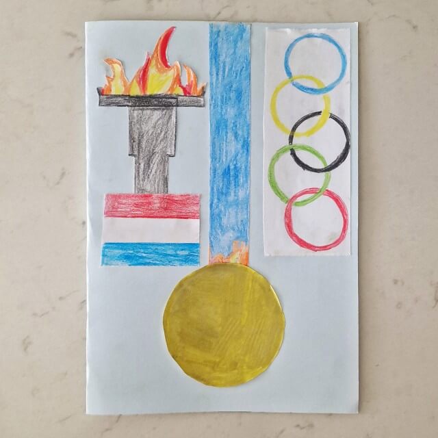 Olympische Spelen knutselen: leuke ideeën. Onze jongen tekende deze Olympische Spelen tekens: de fakkel met de Olympische Vlam, de Olympische ringen en een Olympische medaille. Die Olympische medaille was voor zijn vader: nummer 1 op het onderdeel kijken ;-)