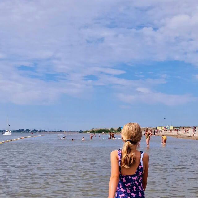 Onze favoriete zwemplekken: zwembad, rivier en zwemmeer. Strand IJburg in Amsterdam is een fijn strand. Met skateparkje, volleybalnetten, speeltuintje en fitness container. En strandtent de Japanner Strandeiland. 