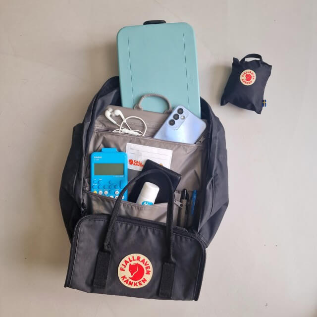 Schoolspullen voor de middelbare school voor een jongen. Op zoek naar handige en stoere schoolspullen voor de middelbare school voor een jongen? Kijk dan even hier voor tips en een handig lijstje wat je nodig hebt! De rugzak is van Fjällräven Kanken met handige organizer er in en een extra platte broodtrommel. Om de tas heen past een regehoes.