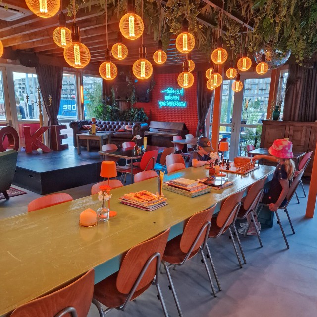 Onze kids bucketlist voor deze herfst: herfstvakantie activiteiten. Zoals samen lunchen of eten in een leuk café of restaurant. Laatst waren we bij Bar Baggerbeest op Zeeburgereiland. Hier kunnen oudere kids en tieners zich goed vermaken. Met een tafelvoetbal, dartbord, schaakspel en arcade computer.