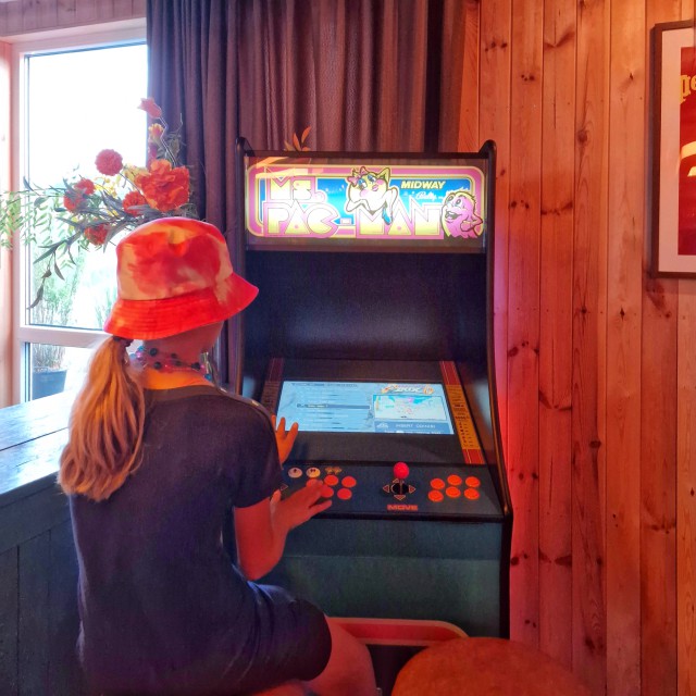 Bij Bar Baggerbeest kunnen oudere kids en tieners zich goed vermaken. Met een tafelvoetbal, dartbord, schaakspel en arcade computer. Deze plek ligt verstopt tussen bouwplaatsen van de Sluisbuurt op Zeeburgereiland, bij de Baggerbeest ateliers.