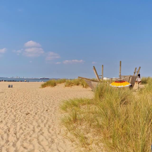 Zeeuws Vlaanderen met kinderen: kindvriendelijke tips voor gezinnen. Breskens is een havenstadje, waar visliefhebbers volop aan hun trekken komen. We gingen naar het strand Eerste Strange dat bij het centrum ligt, met uitzicht op gigantische vrachtschepen. Bij strandtent Breskens aan Zee zit een kleine speeltuin.