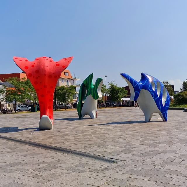 Zeeuws Vlaanderen met kinderen: kindvriendelijke tips voor gezinnen. Breskens is een havenstadje, waar visliefhebbers volop aan hun trekken komen. Verspreid over het centrum en de haven vind je allerlei kleurrijke kunstwerken, waarvan de rode pinguïns waarschijnlijk het bekendste zijn. De haven is nog volop in gebruik voor commerciële scheepvaart, maar je ziet er ook veel zeilboten. Je kunt hier ook een boottocht maken, bijvoorbeeld om zeehonden te spotten.