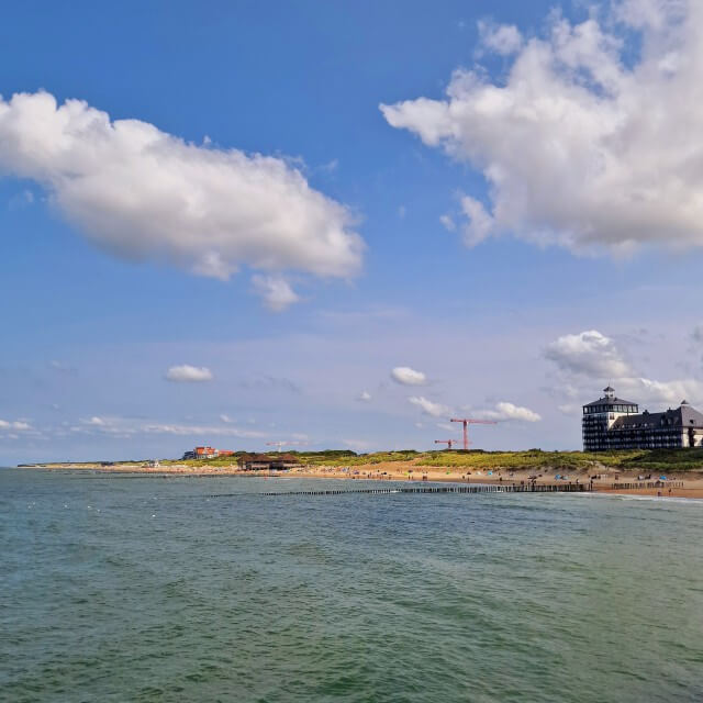 Cadzand-Bad is een kleine badplaats. Het stelt niet heel veel voor en dat is wat ons betreft precies de charme. Er is weinig hoogbouw en wij vinden het veel mooier dan de badplaatsen in de Randstad.