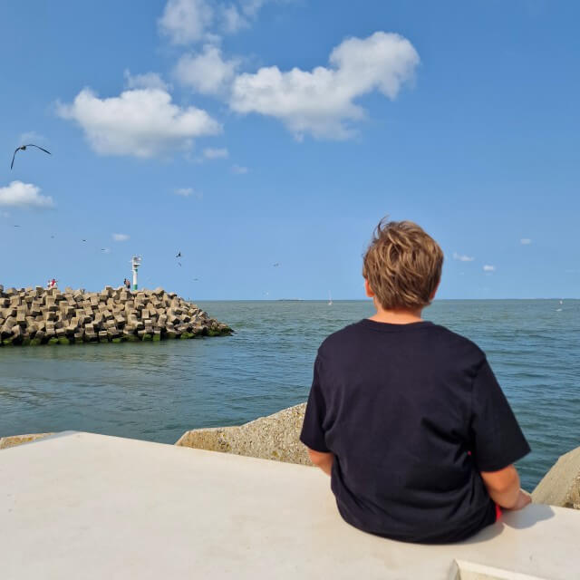 Cadzand-Bad is een kleine badplaats. Het stelt niet heel veel voor en dat is wat ons betreft precies de charme. Er is weinig hoogbouw en wij vinden het veel mooier dan de badplaatsen in de Randstad. Bij het Uitwateringskanaal is om de haven heen een wandelpad de zee op, een fijne plek om uit te waaien.