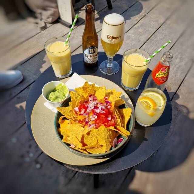 Cadzand-Bad is een kleine badplaats. Het stelt niet heel veel voor en dat is wat ons betreft precies de charme. Er is weinig hoogbouw en wij vinden het veel mooier dan de badplaatsen in de Randstad. Aan de boulevard zijn wat winkels en restaurantjes, maar wij zijn naar strandtent de Piraat gegaan, met het piratenschip ernaast.