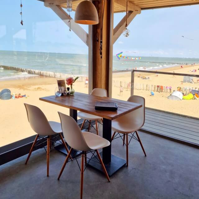 Cadzand-Bad is een kleine badplaats. Het stelt niet heel veel voor en dat is wat ons betreft precies de charme. Er is weinig hoogbouw en wij vinden het veel mooier dan de badplaatsen in de Randstad. Aan de boulevard zijn wat winkels en restaurantjes, maar wij zijn naar strandtent de Piraat gegaan, met het piratenschip ernaast.