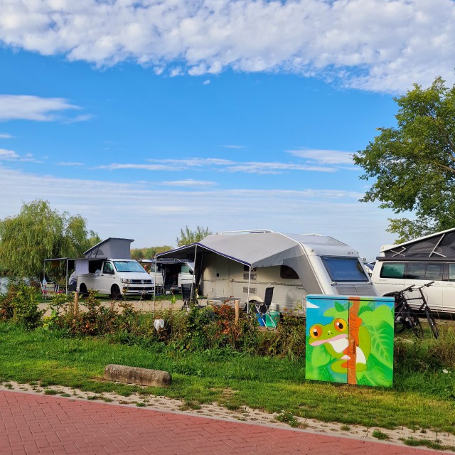 Tussen Zeeburg en IJburg ligt ook Camping Zeeburg. Een kleurrijke en groene camping. Waar je lekker kunt eten, ook als je er niet kampeert. De kids kunnen buiten spelen en even een kijkje nemen op de camping, wat altijd enorm tot de verbeelding spreekt.