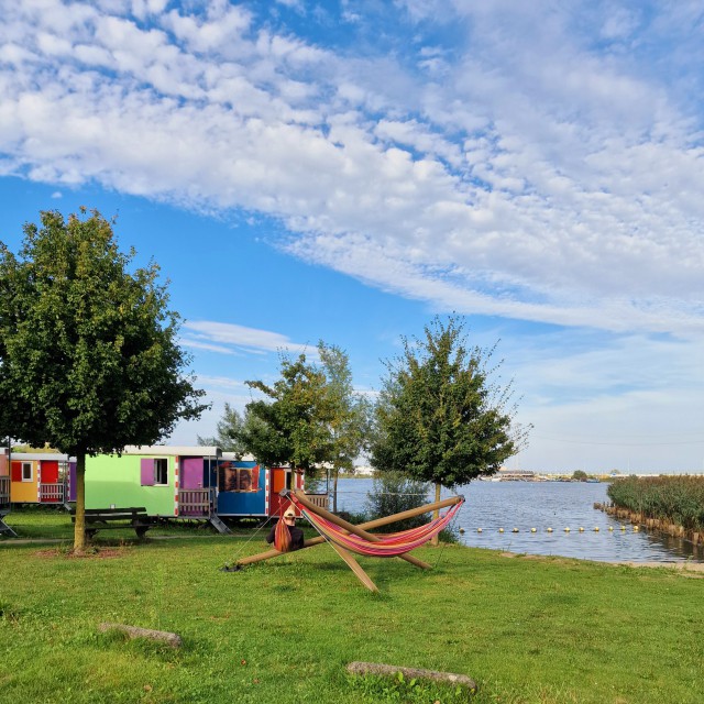 Tussen Zeeburg en IJburg ligt ook Camping Zeeburg. Een kleurrijke en groene camping. Waar je lekker kunt eten, ook als je er niet kampeert. De kids kunnen buiten spelen en even een kijkje nemen op de camping, wat altijd enorm tot de verbeelding spreekt.