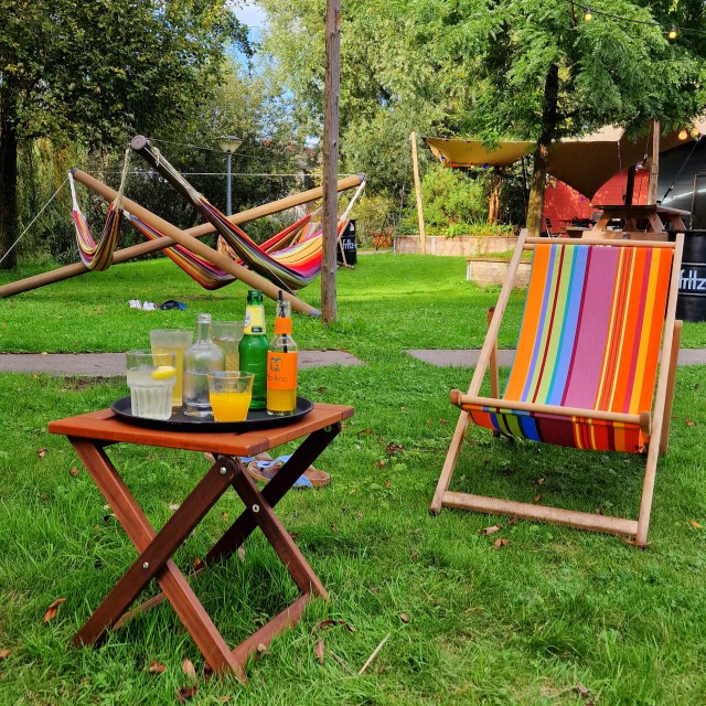 Tussen Zeeburg en IJburg ligt ook Camping Zeeburg. Een kleurrijke en groene camping. Waar je lekker kunt eten, ook als je er niet kampeert. De kids kunnen buiten spelen en even een kijkje nemen op de camping, wat altijd enorm tot de verbeelding spreekt.