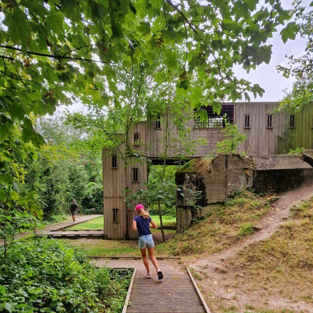 Niet ver van de Groese Polder ligt Groede Podium. Tijdens de Tweede Wereldoorlog bouwden de Duitsers hier bunkerdorp Stützpunkt Groede, als onderdeel van de Atlantikwall. Tegenwoordig is het een ietwat bijzondere combinatie van herdenkingsplek en speeltuin. Je kunt ruim tien bunkers bekijken en tussendoor zijn er een mini kinderboerderij en allerlei speeltoestellen. Daarnaast is er horeca met springweide met springkussens.