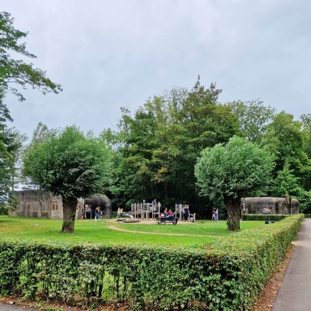 Groede Podium in Groede bij Cadzand in Zeeland is speel- en infopark waar je ruim tien bunkers kunt bekijken. Tijdens de Tweede Wereldoorlog bouwden de Duitsers hier bunkerdorp Stützpunkt Groede, als onderdeel van de Atlantikwall. Tegenwoordig is het een ietwat bijzondere combinatie van herdenkingsplek en speeltuin. 