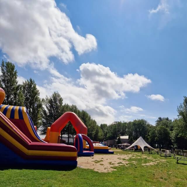 Niet ver van de Groese Polder ligt Groede Podium. Tijdens de Tweede Wereldoorlog bouwden de Duitsers hier bunkerdorp Stützpunkt Groede, als onderdeel van de Atlantikwall. Tegenwoordig is het een ietwat bijzondere combinatie van herdenkingsplek en speeltuin. Je kunt ruim tien bunkers bekijken en tussendoor zijn er een mini kinderboerderij en allerlei speeltoestellen. Daarnaast is er horeca met springweide met springkussens.