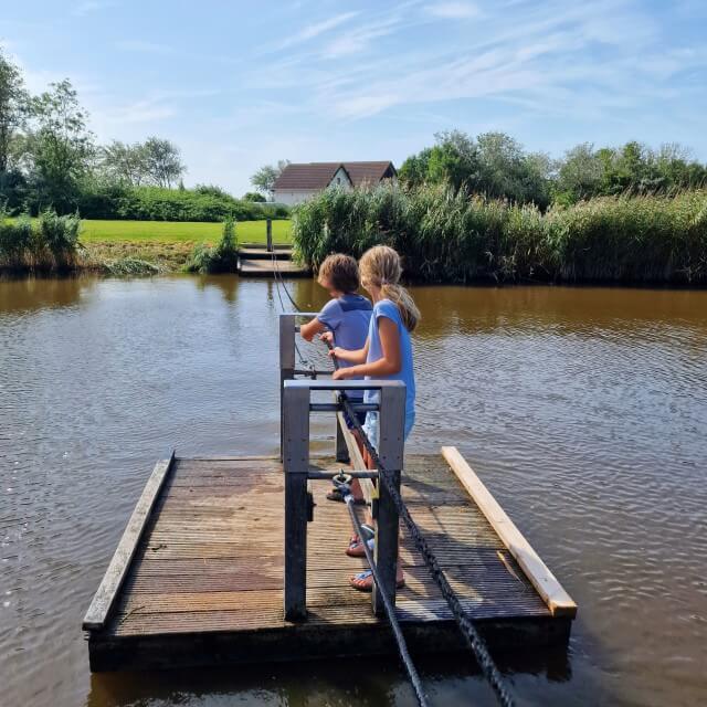 Zeeuws Vlaanderen met kinderen: kindvriendelijke tips voor gezinnen. In de Groese Polder kun je leuk wandelen. We parkeerden bij Parkeerplaats Strand Groede. Vervolgens maakten we een wandeling langs de Hangbrug Cletemspolder, het veerbootje en de speeltuin. Om daarna door te gaan naar het strand Groede en strandtent Puur.