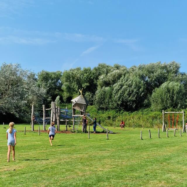 Zeeuws Vlaanderen met kinderen: kindvriendelijke tips voor gezinnen. In de Groese Polder kun je leuk wandelen. We parkeerden bij Parkeerplaats Strand Groede. Vervolgens maakten we een wandeling langs de Hangbrug Cletemspolder, het veerbootje en de speeltuin. Om daarna door te gaan naar het strand Groede en strandtent Puur.