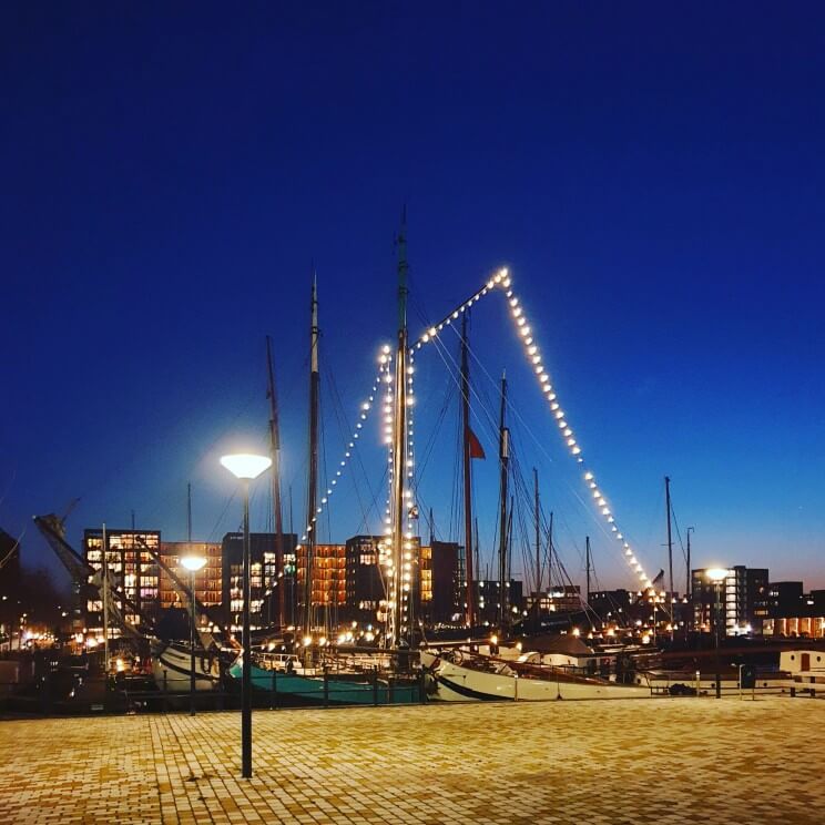 IJburg heeft een mooie haven waar je heerlijk over het water kunt turen, met verschillende restaurants. In de zomer vertrekt vanuit de haven een ferry naar Forteiland Pampus, maar je kunt er ook met een eigen boot heen.