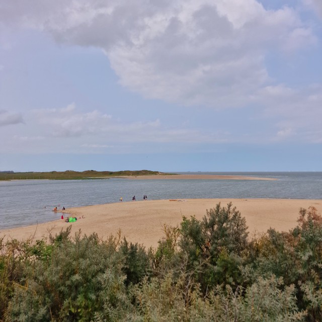 Het Zwin is een uitloper van de zee op de grens van Nederland en België. Er is een mooi strand, maar toen wij er op een winderige dag waren, was de zee onstuimiger dan bijvoorbeeld in Cadzand. Het is een prachtig natuurgebied om te wandelen of fietsen, vol vogels.