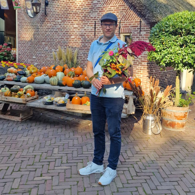 Hoeve Ravestein is een biologische boerderij heeft een winkel en terras. Kinderen kunnen de dieren op de boerderij bekijken en er zijn fietsjes en traktoren om mee te spelen. Daarnaast is er een pluktuin voor bloemen en kruiden. In de herfst zijn er pompoenen te koop.