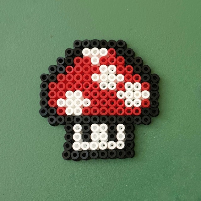 Paddenstoel knutselen en tekenen: leuke ideeën. Leuk om een paddenstoel van Super Mario te knutselen, deze Power Up van strijkkralen.