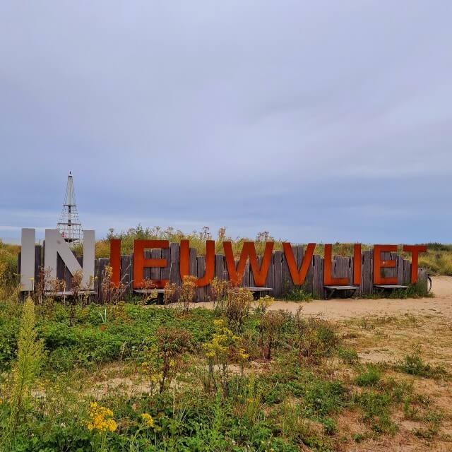 Zeeuws Vlaanderen met kinderen: kindvriendelijke tips gezinnen. In Nieuwvliet-Bad ter hoogte van Strandpaviljoen 19 vind je een groot klimrek in de duinen, met even verderop een glijbaan vanuit de duinen naar het strand.