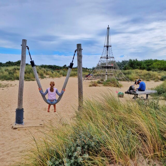 Zeeuws Vlaanderen met kinderen: kindvriendelijke tips gezinnen. In Nieuwvliet-Bad ter hoogte van Strandpaviljoen 19 vind je een groot klimrek in de duinen, met even verderop een glijbaan vanuit de duinen naar het strand.