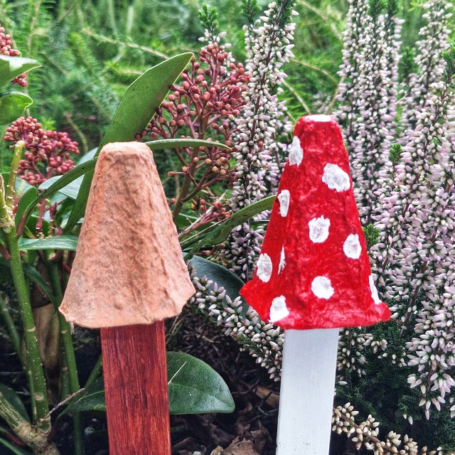 Herfst knutselen met kinderen: meer dan 50 leuke ideeën. Voor deze eierdoos paddestoelen knipten we dakjes uit een lege eierdoos. 