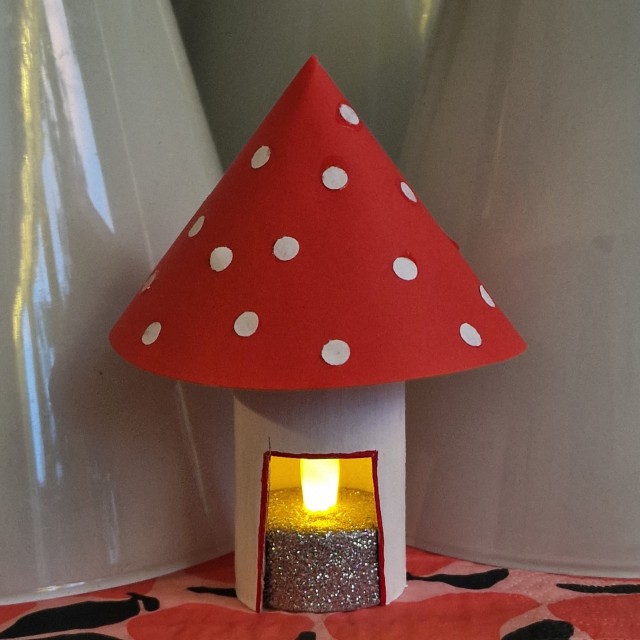 Herfst knutselen met kinderen: veel leuke ideeën. Dit paddenstoel lichtje maakten we met een witgeverfd wc rolletje.