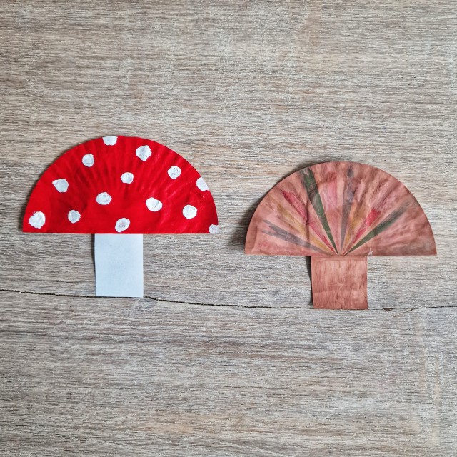 Herfst knutselen met kinderen: heel veel leuke ideeën. Deze paddenstoel kun je knutselen van cupcake vormpjes en papier.