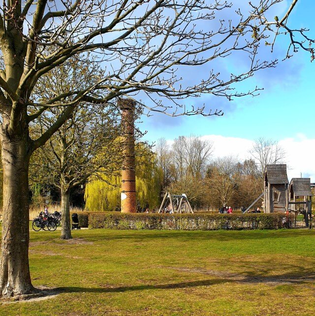 Vroeger was park Frankendael de stadskwekerij die groenten kweekte voor Amsterdammers, het is nog steeds een prachtig park. In park Frankendael is een houten speelkasteel met een loopbrug (naast de Kas), helemaal leuk als er ook nog tegelijkertijd Pure Markt is. Ten zuiden van het park tzit een schooltuin en een volkstuintjespark, ook leuk om doorheen te lopen.