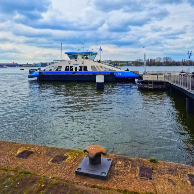 Vanaf het Azartplein gaat een pontje naar Amsterdam Noord, een heerlijk vaartochtje voor kleine kinderen.