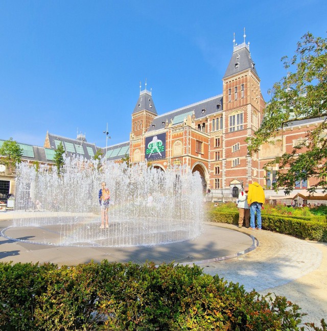 Rijksmuseum: tips met kinderen en tieners. Er is ook een fontein in de tuin. Die gaat aan en uit, dus kinderen kunnen er in gaan staan. Hartstikke leuk, tot je op het verkeerde punt gaat staan. Je raadt het al: beide kids werden kleddernat. Maar ach, het was niet koud.