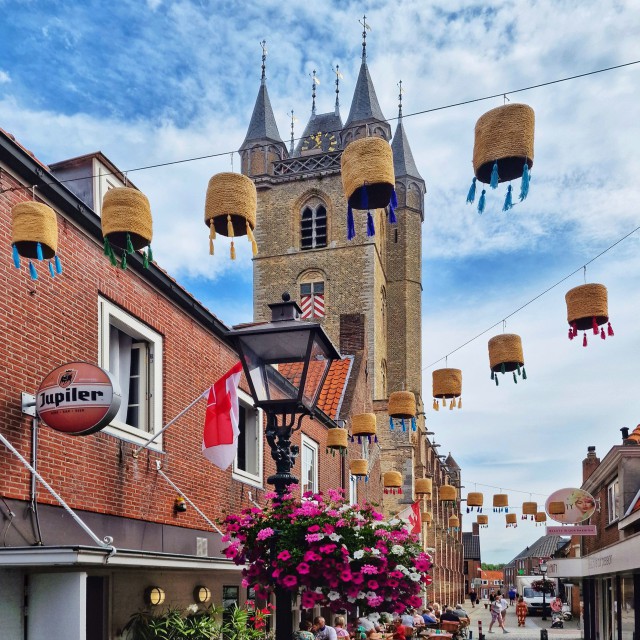 Sluis is een mooi oud vestingstadje. Met een gracht en een Belfort, een middeleeuwse klokkentoren. En opvallend veel kledingwinkels en cadeauwinkels. Net buiten het stadje ligt een nog veel kleiner oud stadje: Sint Anna ter Muiden.