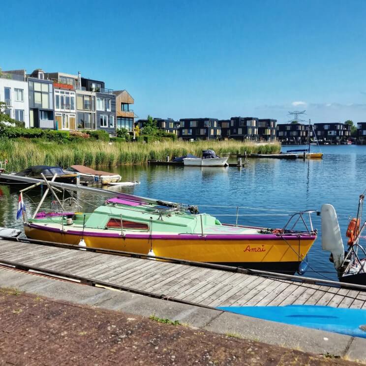 Theater Vrijburcht is een klein schattig theatertje, met regelmatig kindervoorstellingen en -films. Het bijbehorende restaurant heeft een mooi terras aan het water, waar in de zomer een ballenlijn ligt om te zwemmen.