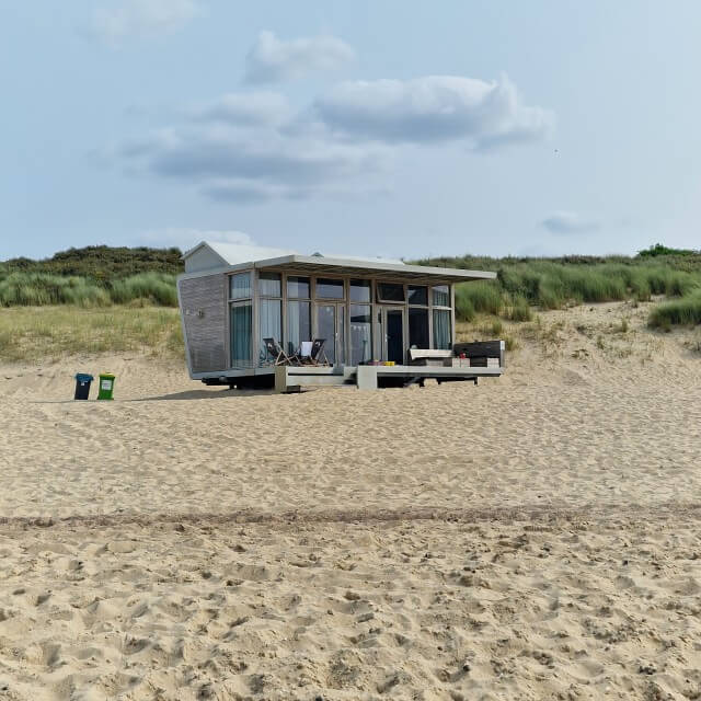 Zeeuws Vlaanderen met kinderen en tieners: kindvriendelijke tips voor gezinnen. In Cadzand-Bad kun je strandhuisjes op het strand huren, met een prachtig uitzicht op zee.