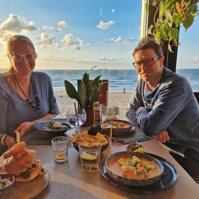 Zeeuws Vlaanderen met kinderen en tieners: kindvriendelijke tips gezinnen. Woest 17 op Zeeuws Vlaanderen is een mooie strandtent. De menukaart is uitgebreider dan bij veel andere strandtenten. Het strand is hier lekker rustig en in de avond zagen we vliegers en paarden langskomen.