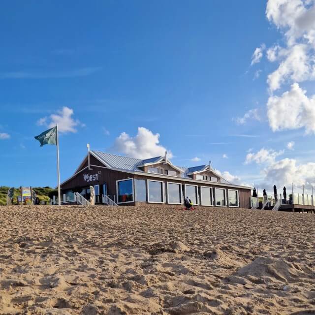 Zeeuws Vlaanderen met kinderen en tieners: kindvriendelijke tips gezinnen. Woest 17 op Zeeuws Vlaanderen is een mooie strandtent. De menukaart is uitgebreider dan bij veel andere strandtenten. Het strand is hier lekker rustig en in de avond zagen we vliegers en paarden langskomen.