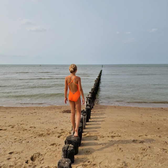 Zeeuws Vlaanderen met kinderen: kindvriendelijke tips voor gezinnen. Wat een heerlijke plek voor een vakantie met kinderen: Zeeuws Vlaanderen. Of beter gezegd, West Zeeuws Vlaanderen, het deel met de Noordzee kust. Met waarschijnlijk de rustigste stranden van Nederland. We delen kindvriendelijke tips voor gezinnen in West Zeeuws Vlaanderen. Mooie stranden en strandtenten, leuke stadjes, fijne vakantieparken, natuur, speeltuinen en andere uitjes voor kinderen.